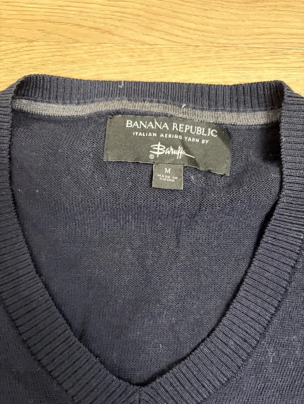 Banana Republic Men’s Medium 100% Italian Merino Wool V-Neck Sweater Navy Blue